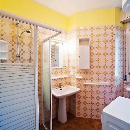 In 24575 * 比比翁